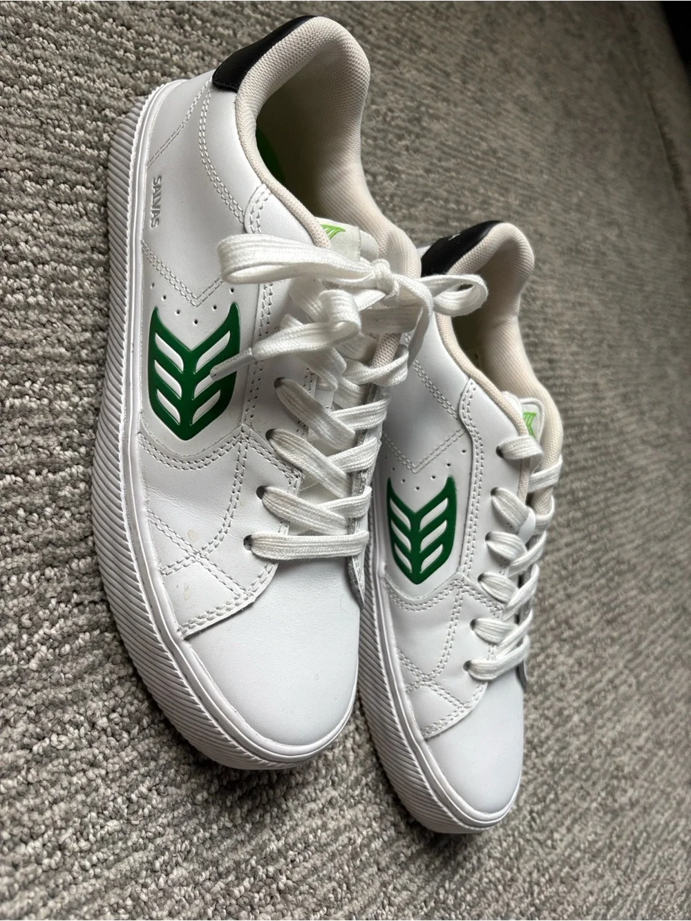 Cariuma minimalist white